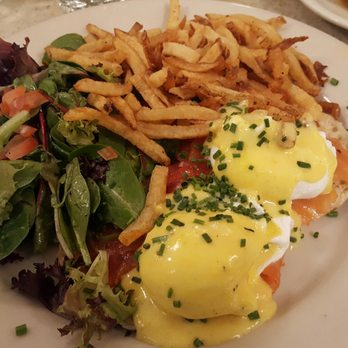 CAFÉ LULUc - Poached eggs with salmon - French Near Me - Brooklyn, New York