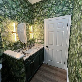 SM Wallpaper Hanging - Bright wallpaper hanging in bathroom - Wallpapering Near Me SM Wallpaper Hanging - Bright wallpaper hanging in bathroom - Wallpapering Near Me