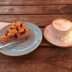 Granny's - Draußen nicht nur Kännchen. Dafür ist aber auch Selbstbedienung.