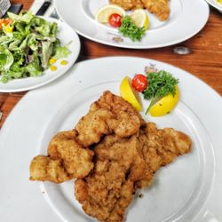 Original Wiener Schnitzel mit Kartoffel-Gurkenslat und Wildpreiselbeeren (28,90 €)