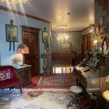 Big Yellow Inn - Hotels Near Me - Cedar City, Utah Big Yellow Inn - Hotels Near Me - Cedar City, Utah