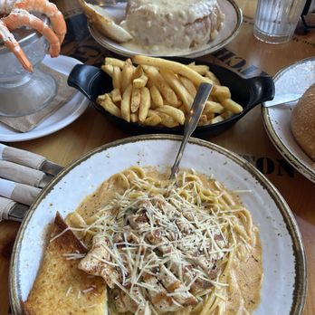 Bubba Gump Shrimp - Alabama pasta with chicken - Seafood Near Me - Monterey, California Bubba Gump Shrimp - Alabama pasta with chicken - Seafood Near Me - Monterey, California