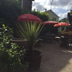 The Waggon and Horses - Cute garden