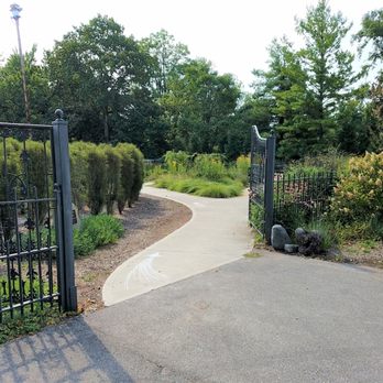 Franklin Art Garden - entrance from Richard's Oven Brick Pizza parking lot - Parks Near Me - Franklin, Indiana