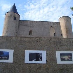 Château de Noirmoutier - Le mur d'enceinte sert de support à une exposition de photos géantes