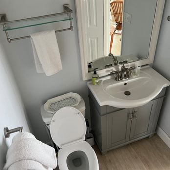 Her Touch Cleaning - CONDO bath room - Home Cleaning Near Me Her Touch Cleaning - CONDO bath room - Home Cleaning Near Me
