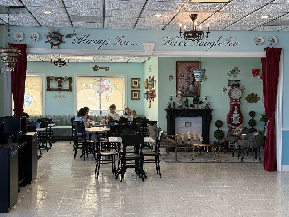 Mad Hatter Cafe & Confections Logo