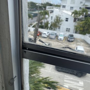 Freehand Miami - Broken window - Hostels Near Me - Miami Beach, Florida Freehand Miami - Broken window - Hostels Near Me - Miami Beach, Florida