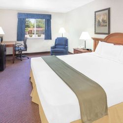 Baymont by Wyndham Willows - Guest room