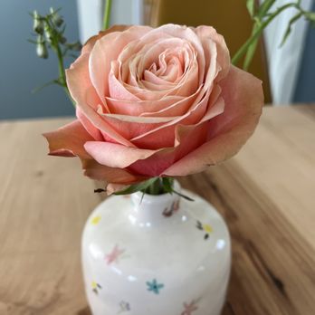 Snapdragon Floral - Rose in the tea room - Florists Near Me - Memphis, Tennessee