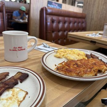 Harry's Coffee Shop - Hashbrowns, bacon, eggs - American Near Me - La Jolla, California