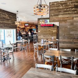 Lakers Landing - Dining area / bar