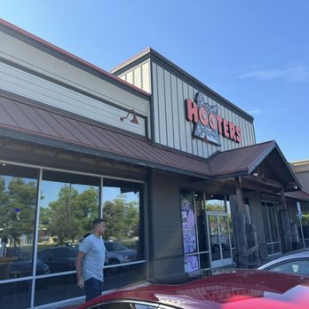 Hooters - Sports Bars Near Me - Rohnert Park, California