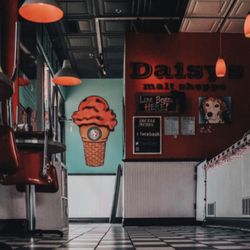 Daisy's Ice Cream - The Shop