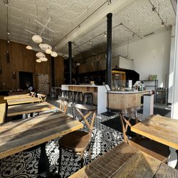 B on the Go - Interior - lots of light and a complimentary water station