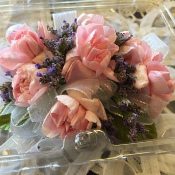 Wheatland Florist - Corsage for a Daddy Daughter dance - Florists Near Me - Wheatland, California Wheatland Florist - Corsage for a Daddy Daughter dance - Florists Near Me - Wheatland, California