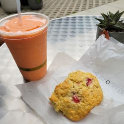The sunrise brew - Tropical smoothie, scone