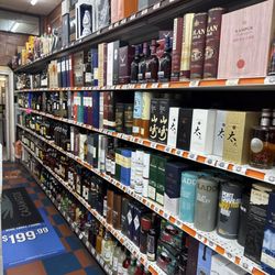 Hollywood Liquors - They are the best, excellent service, a wide variety of drinks, Mr. Roberto Tolentino always with his cordiality