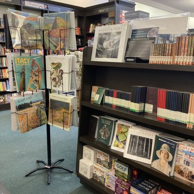 Annie Bloom's Books by null