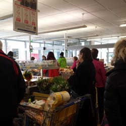 Aldi - Es geht zu als ginge morgen die Welt unter.. Gibt's was umsonst?