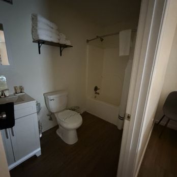 The Honey Bee Motel - Bathroom - Hotels Near Me - Dunlap, Tennessee The Honey Bee Motel - Bathroom - Hotels Near Me - Dunlap, Tennessee