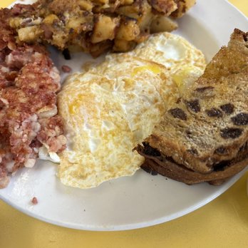 Seaplane Diner - Eggs corn beef hash raisin bread - Diners Near Me - Providence, Rhode Island