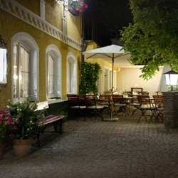 Hoftaverne Ziegelböck | Gasthaus & Restaurant - Abends im Gastgarten der Hoftaverne Ziegelböck: stimmungsvolles Ambiente unter freiem Himmel.