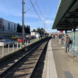 Northeast 60th Avenue MAX Station - Looking west with the adjacent freeway