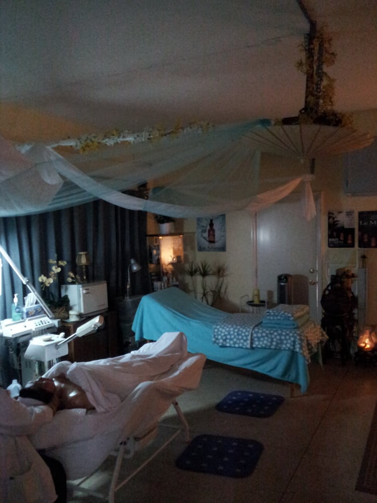 Dermcare Facial Spa by Malou Logo