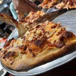 Mama Romano's - Landstar - Bacon Pizza