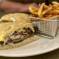 Sorelle Bar & Grill - Prime rib French dip
