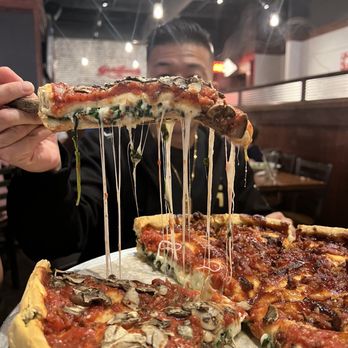 Giordano's - Pizza Near Me - Chicago, Illinois