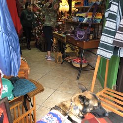 Mi Bazar - Waiting for mi babe choosing trinkets to buy