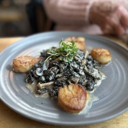 Roe Seafood Market - Seared Scallops and mushrooms
