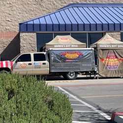 Brown's Hot Dog Truck - Truck awesome location