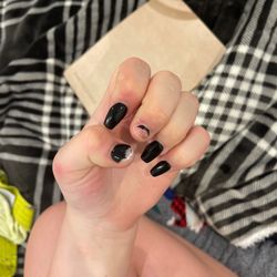 Colour Connie Nail Salon - Broken nails