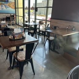 Plenty of tables n chairs tide n clean the staff werw professionals greeted with smile n courtesy Plenty of tables n chairs tide n clean the staff werw professionals greeted with smile n courtesy