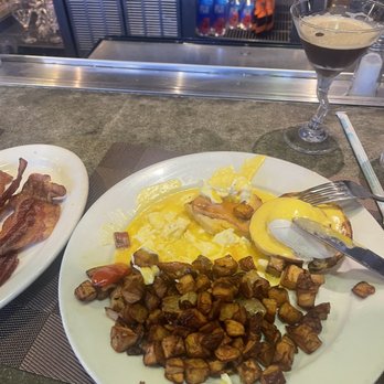 Marmalade Cafe - El Segundo - Canadian bacon eggs Benedict - New American Near Me - El Segundo, California