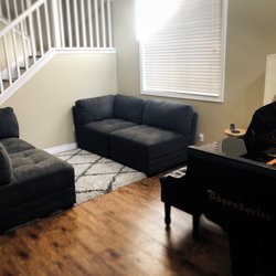 Santa Clarita Piano Lessons - There's plenty of seating for observing the piano lesson.
