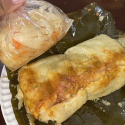 Panaderia Fuente Del Buen Gusto - Pork tamale with pickled salad