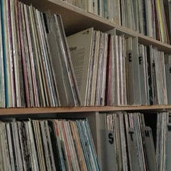 Nunk-musik - Der Besitzer Uwe kennt sich wirklich sehr gut aus. Und das Genreübergreifend.