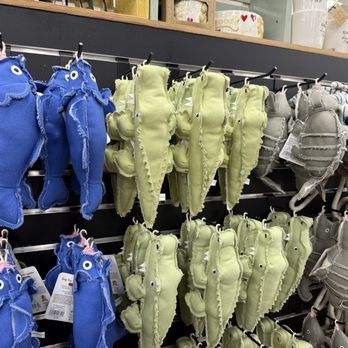 Buc-ee's - Good quality looking & feeling dog toys - Convenience Stores Near Me - Berthoud, Colorado