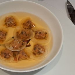 Ravioles potagères au consommé d'été, herbes fines.  2022 09 02. M3.