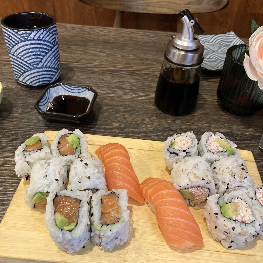 Bento Peak - Salmón & Avo Roll, salmon sushi, california roll - Japanese Near Me - San Francisco, California Bento Peak - Salmón & Avo Roll, salmon sushi, california roll - Japanese Near Me - San Francisco, California