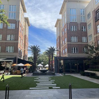 Hanover Rice Village - Courtyard - Apartments Near Me - Houston, Texas