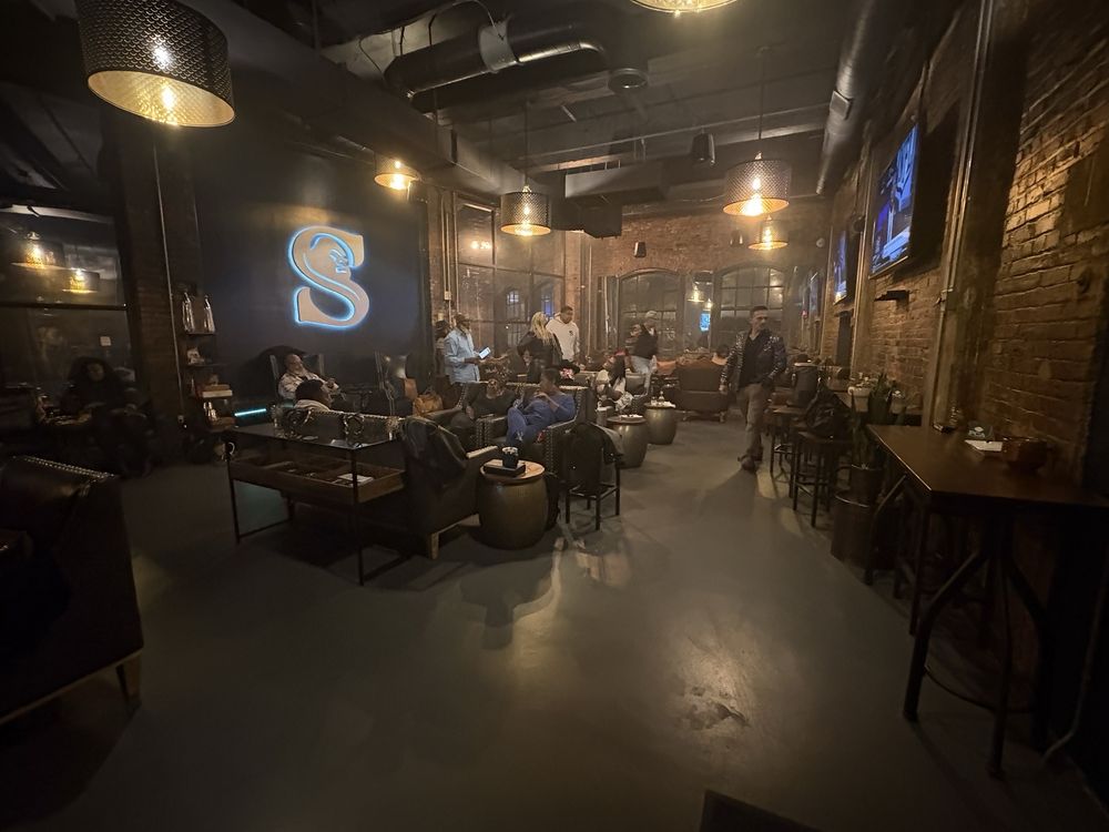 Smokin’ Silverbacks Cigar Lounge