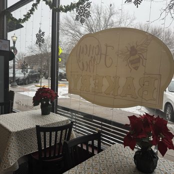 Honey Bee Bakery - Cafes Near Me - Medina, Ohio
