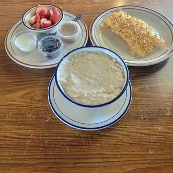 Pelton Cafe - Oatmeal, Toppings & Side Of Hashbrowms - Breakfast & Brunch Near Me - San Leandro, California