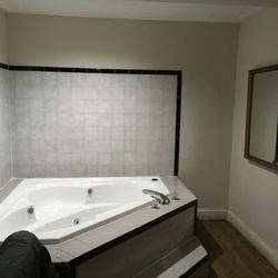 Inn at Monticello - Jacuzzi in the room!