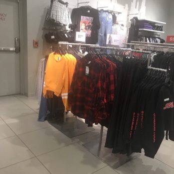H&M - Women clothes - Men's Clothing Near Me - Alexandria, Virginia H&M - Women clothes - Men's Clothing Near Me - Alexandria, Virginia